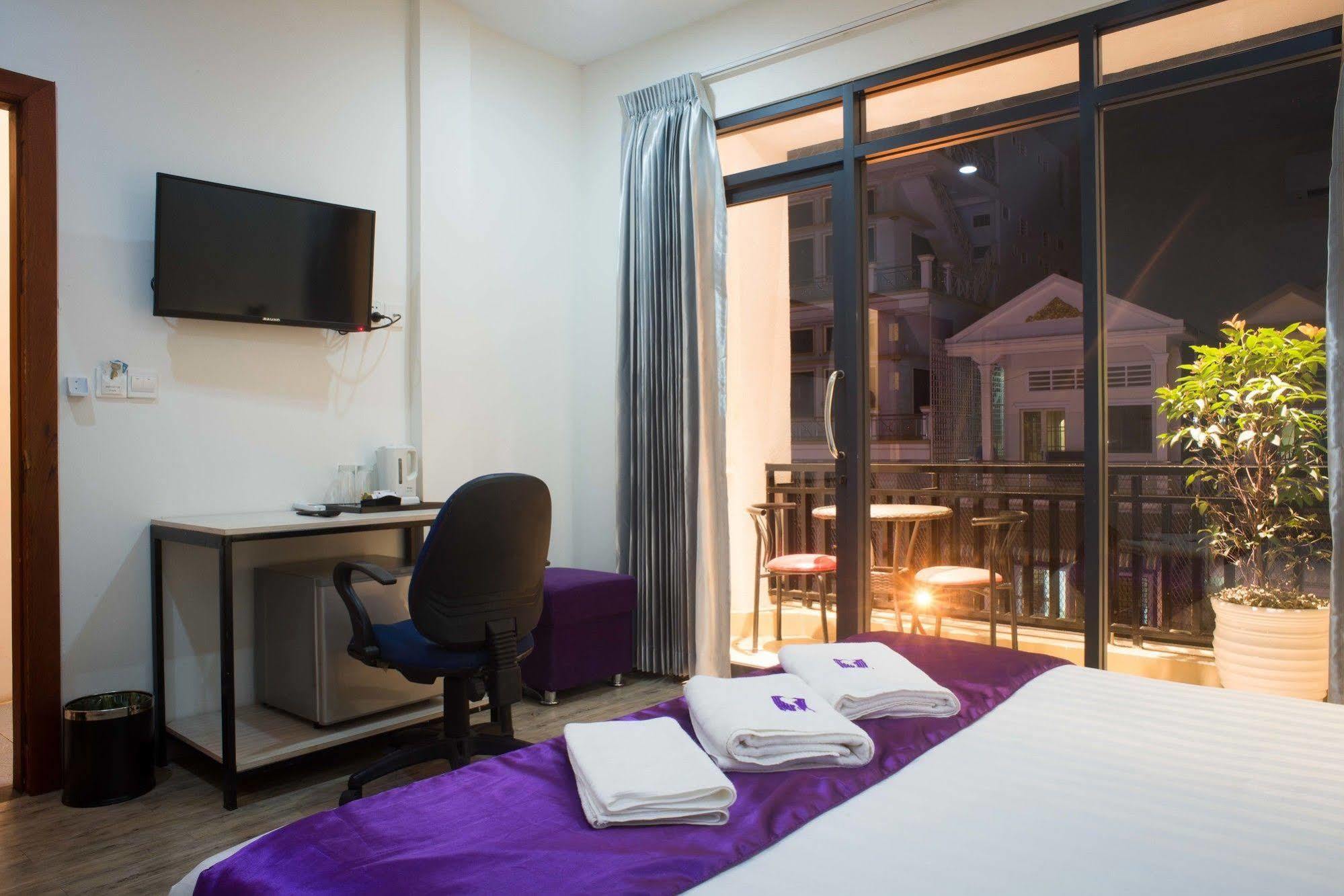 White Residence Hotel & Apartment Phnom Penh Bagian luar foto