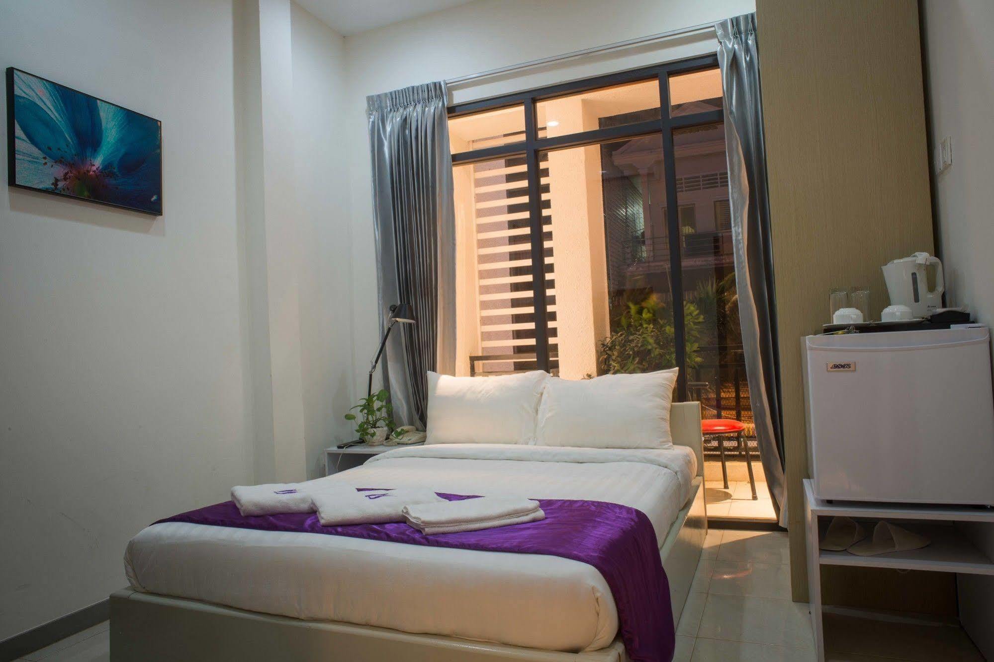 White Residence Hotel & Apartment Phnom Penh Bagian luar foto
