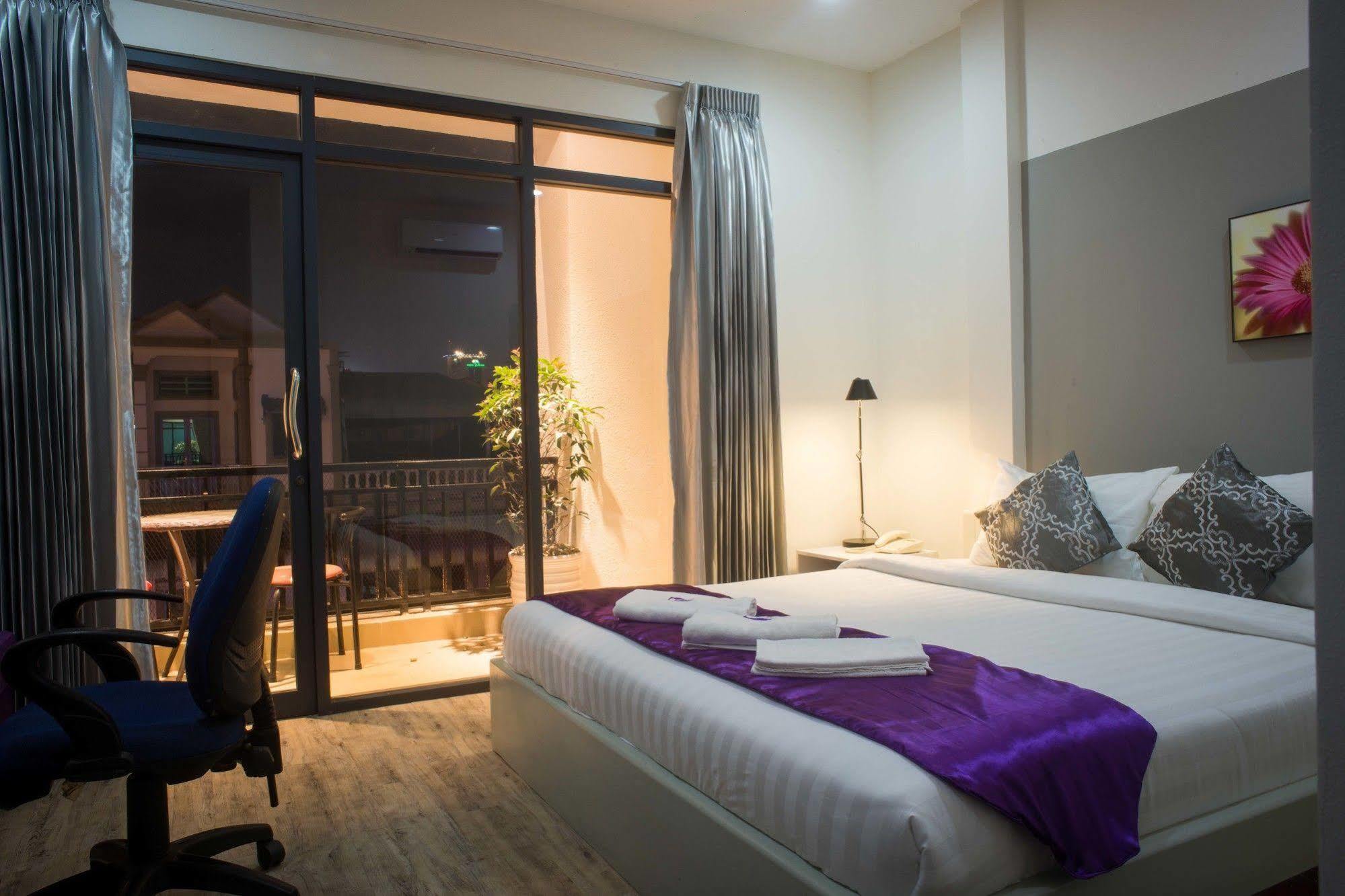 White Residence Hotel & Apartment Phnom Penh Bagian luar foto